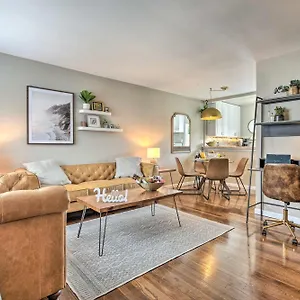  Holiday home Stylish And Modern Gem With Private Yard!